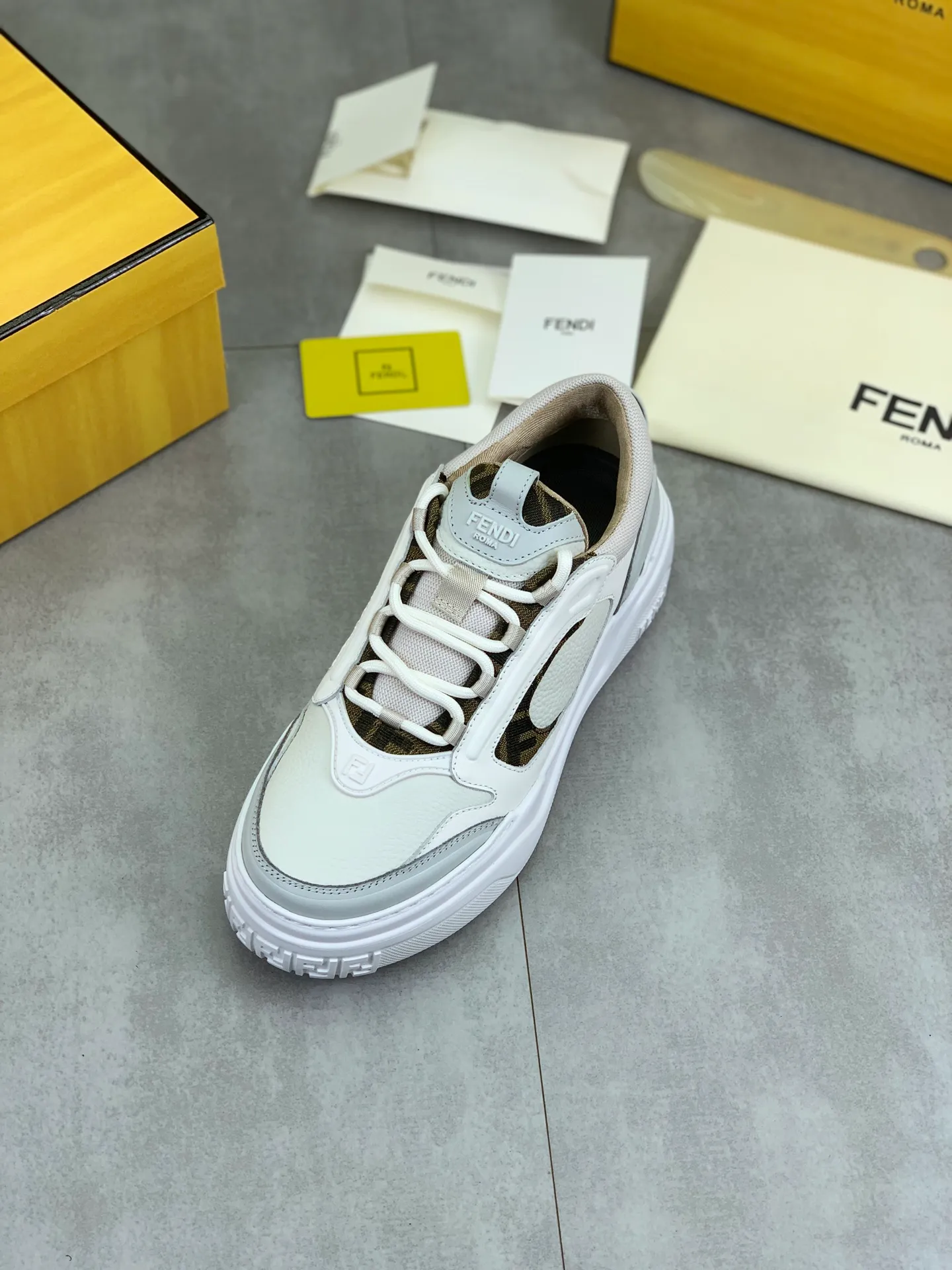 Men's men's shoes 💰P760 new style 💰💎💎💎 summer hot style [FENDI Fendi] top version 🆕New sneakers, wavy soles engraved with original words. Embossed Fendi Flow lettering on the heel. The upper is made of high-end calfskin and breathable materials. Original lining with tone-on-tone details decorated with innovative handcrafting techniques. Ultra-light and wear-resistant TPU and IP foam soles, overall lightweight and comfortable. Size:39-44 (38 45 can be customized)